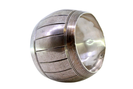 Argola de guardanapo em prata com bandas em forma de pipa e frisada na envolvência.